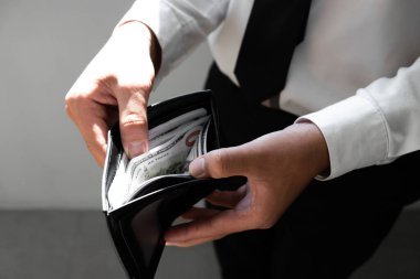 İş adamı siyah cüzdanı açıyor, rezerv para kavramı.