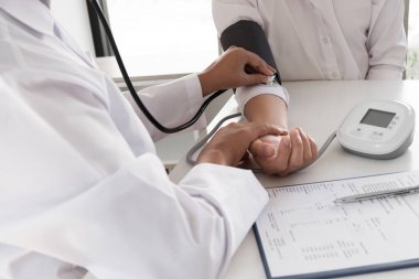 Doktor kan basıncını ölçüyor. Hastanedeki koldaki adam, sağlık ve sağlık hizmetleri kavramları..