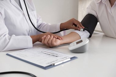 Doktor kan basıncını ölçüyor. Hastanedeki koldaki adam, sağlık ve sağlık hizmetleri kavramları..