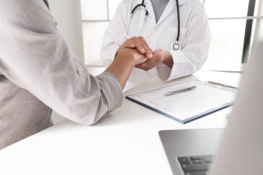 Doktor ve sabırlı bir adam. Masanın üzerinde el ele otururken, tıbbi ve sağlık konseptlerini tartışırken....  