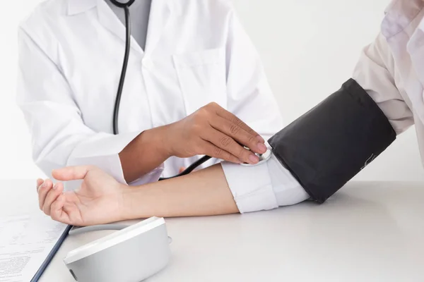 Primer Plano Del Médico Está Midiendo Sangre Hombre Presión Brazo — Foto de Stock