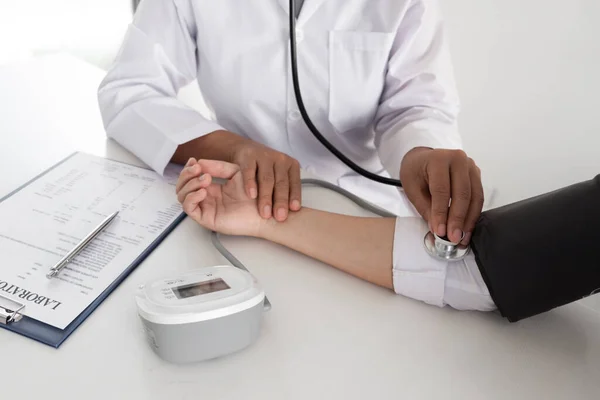 Primer Plano Del Médico Está Midiendo Sangre Hombre Presión Brazo — Foto de Stock