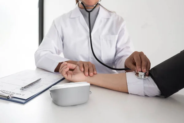 Primer Plano Del Médico Está Midiendo Sangre Hombre Presión Brazo — Foto de Stock