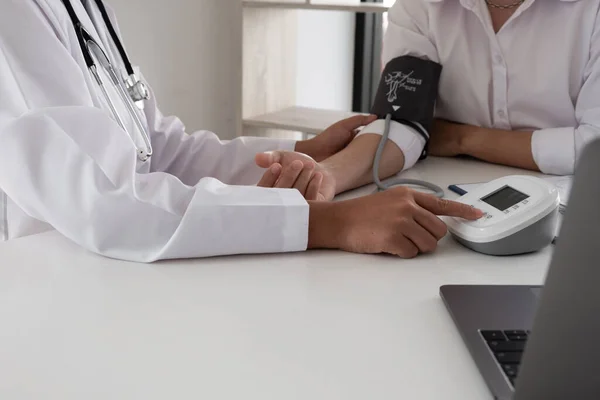 Primer Plano Del Médico Está Midiendo Sangre Hombre Presión Brazo — Foto de Stock