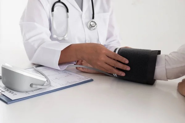 Primer Plano Del Médico Está Midiendo Sangre Hombre Presión Brazo — Foto de Stock