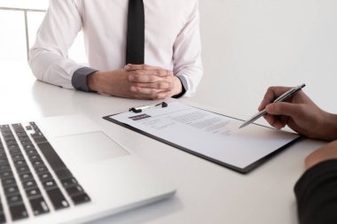 İş arayanın önde oturduğu bir özgeçmiş okuyan mülakat çalışanı, iş başvuruları kavramları.