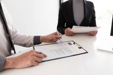 İş arayanın önde oturduğu bir özgeçmiş okuyan mülakat çalışanı, iş başvuruları kavramları.