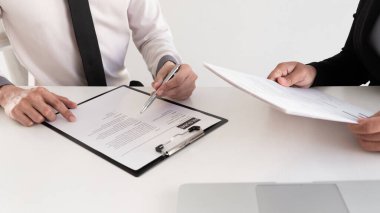 İş arayanın önde oturduğu bir özgeçmiş okuyan mülakat çalışanı, iş başvuruları kavramları.