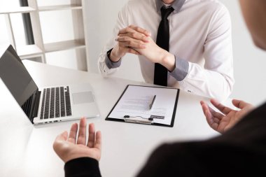 İş arayan kişi iş görüşmesi için iş tanımı, iş başvurusu kavramları hakkında konuşuyor.