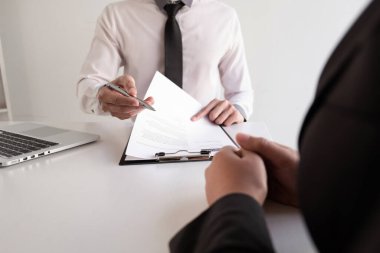 İş arayanın önde oturduğu bir özgeçmiş okuyan mülakat çalışanı, iş başvuruları kavramları.