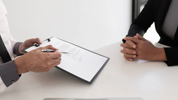 Entrevista Empregado Lendo Currículo Com Candidato Emprego Sentado Frente Aplicações — Fotografia de Stock