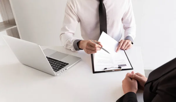 Intervju Anställd Läser Ett Med Den Arbetssökande Sitter Framför Jobbansökningar — Stockfoto