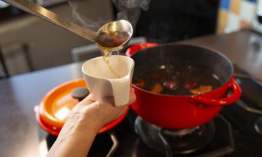 Bir içki hazırlıyorum, sağlıklı, canlandırıcı, sıcak şarap, grok