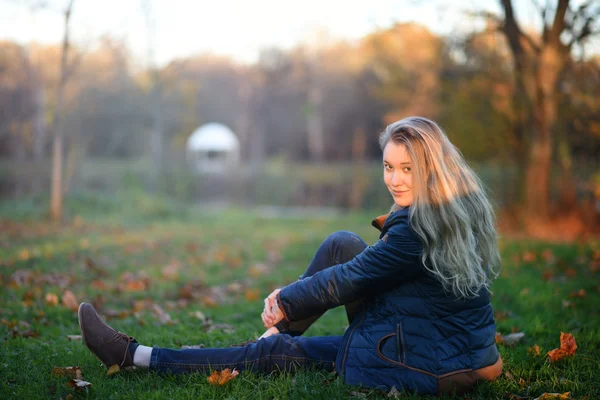 Girl sitting on the grass — Stock Photo, Image