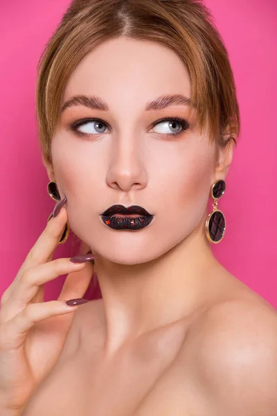 Una Hermosa Joven Aspecto Europeo Con Hermoso Maquillaje Sobre Fondo — Foto de Stock