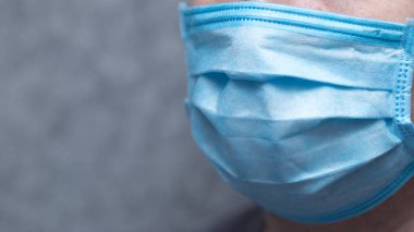 Coronavirus covid 19 enfekte hastası. Korumalı maskeli bir adam. Corona virüs karantinası konsepti, Covid-19.