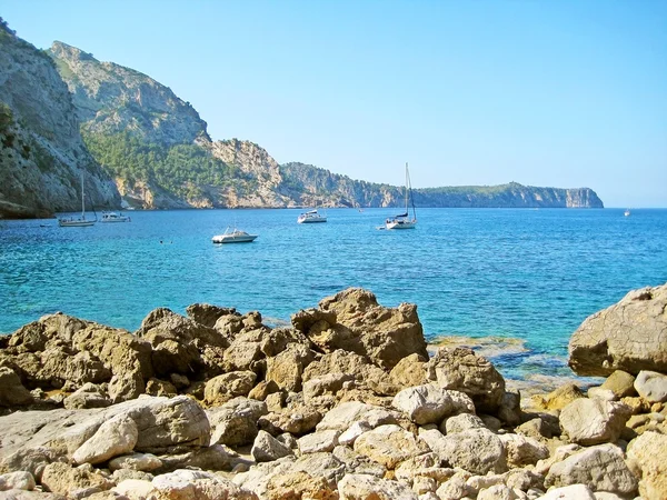 Bahía mediterránea con barcos, al norte de Mallorca —  Fotos de Stock
