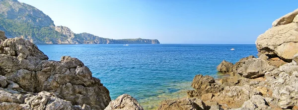 地中海海湾的海岛 蓝色海水与岩石在前面 山在背景 — 图库照片