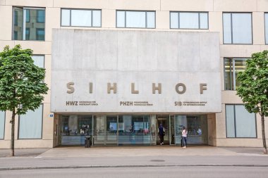Zürih, İsviçre - 10 Haziran 2017: Üniversite eğitimi (Phzh) / Üniversitesi Uygulamalı Bilimler (Hwz) Zürih, ana giriş'etiketli Sihlhof ile