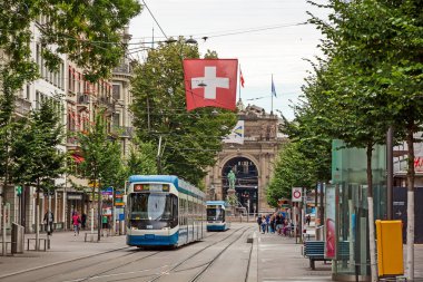 Tramvay ve İsviçre bayrağı ile sokak Bahnhofstrasse alışveriş Zürih