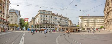Paradeplatz Zürih, Bahnhofstrasse manzaralı