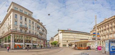 Paradeplatz Zürih, Bahnhofstrasse manzaralı