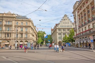 Paradeplatz Zürih, Bahnhofstrasse 'a doğru bakın.