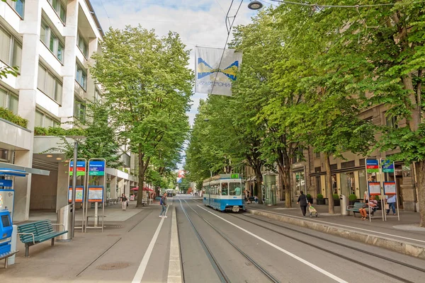 Zurich calle comercial Bahnhofstrasse con tranvía y bandera — Foto de Stock