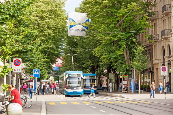 Zurich calle comercial Bahnhofstrasse con tranvía y bandera — Foto de Stock