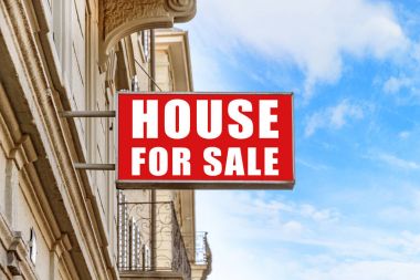 Satılık için tabela sokakta (fotoğraf)