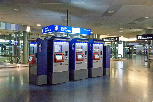 Máquina de pagamento de bilhetes de trem no aeroporto de Zurique — Fotografia de Stock