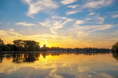 Sunrise / günbatımı bir gölde