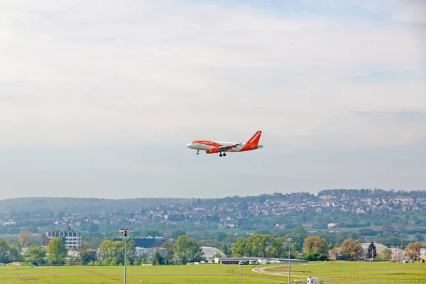 Airplane during landing at airport Stuttgart, Germany — Stock Photo, Image