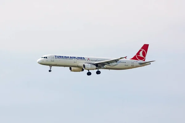 Turkish Airlines samolotu podczas lądowania — Zdjęcie stockowe