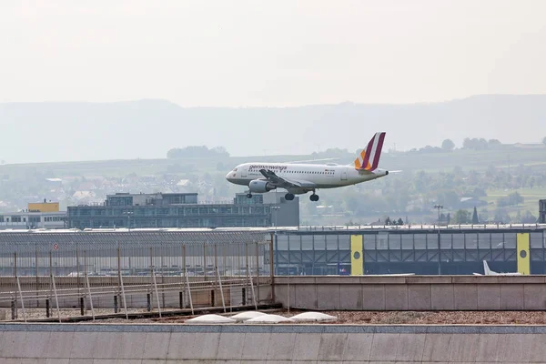 Αεροπλάνο κατά την προσγείωση στο αεροδρόμιο της Στουτγκάρδης, Γερμανία — Φωτογραφία Αρχείου