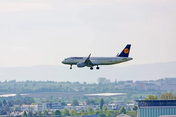 汉莎航空空客 A320 飞机） 着陆期间 — 图库照片