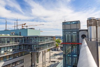 Ofis Binası - mavi gökyüzü