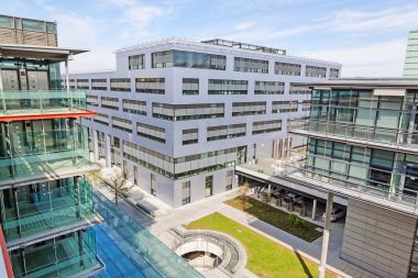 Ofis Binası - mavi gökyüzü