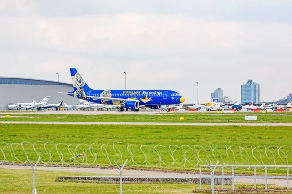 Uçak Airbus A319 yere, Stuttgart, Almanya