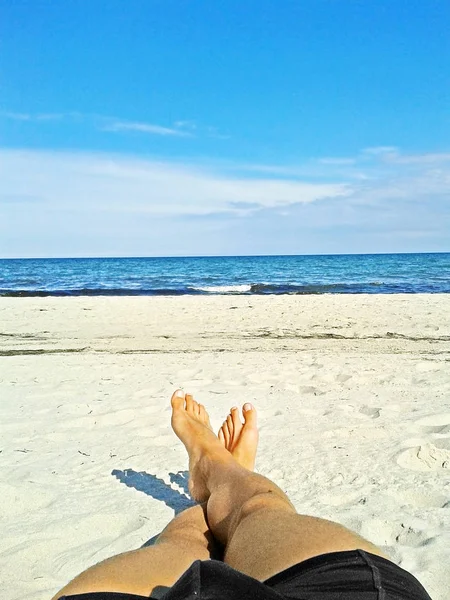 Человек Черном Купальнике Лежит Босиком Пляже — стоковое фото