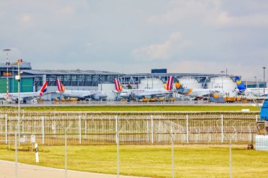 uçak jet yakıt tankları önünde