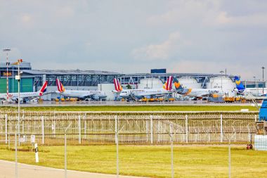 uçak jet yakıt tankları önünde