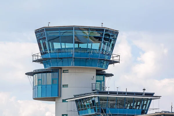 Havalimanı Kulesi - mavi gökyüzü