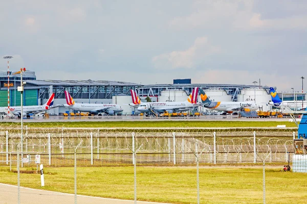 uçak jet yakıt tankları önünde