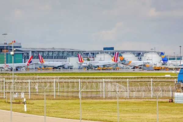 Stuttgart, Almanya - 29 Nisan 2017: Havaalanı Stuttgart, uçak jet yakıt tankları önünde