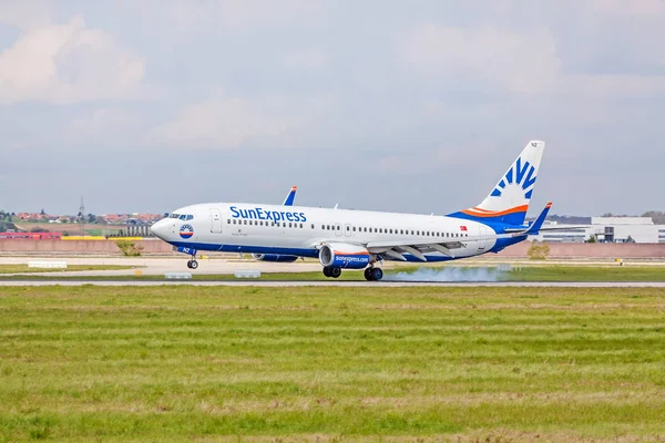 Touchdown αεροπλάνο: πτήσεις της Sunexpress Boeing 737 προσγείωση, Αεροδρόμιο Στουτγκάρδης, Γερμανία — Φωτογραφία Αρχείου