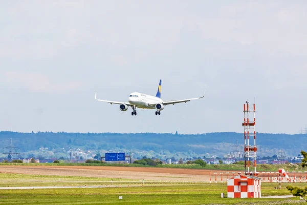Αεροπλάνο της Lufthansa στην προσγείωση προσέγγιση, Αεροδρόμιο Στουτγκάρδης, Γερμανία — Φωτογραφία Αρχείου