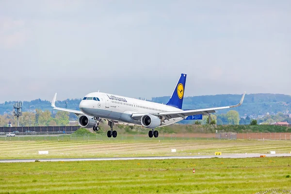 Αεροπλάνο της Lufthansa στην προσγείωση προσέγγιση, Αεροδρόμιο Στουτγκάρδης, Γερμανία — Φωτογραφία Αρχείου