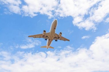 Uçak aşağıdan, mavi gökyüzü bulutlu