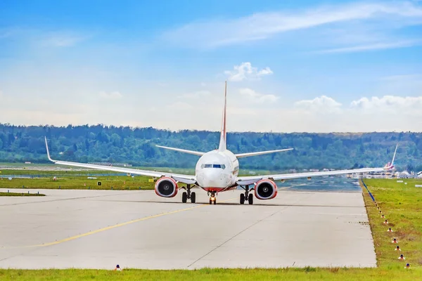 Plane at runway before takeoff — Stock Photo, Image